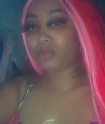 I've seen closeup images of Sandra from this photo in fan magazines. This  is the full frame of the actual photo of Sandra having her makeup applied  during the filming of *Romanoff