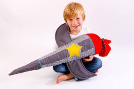Zeichnen sie auf den blauen karton noch ein dreieck mit wellen für die spitze der schultüte und einen bogen mit gewelltem rand für die obere kante der tüte. 116 The Rocket Raketen Schultute Und Kissen Kid5