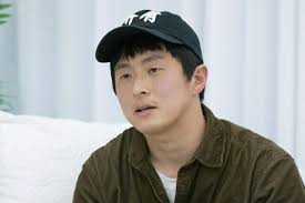 Sexless' ang asawa ni Lee Som, si Ahn Jae-hong, ay gumagawa ng mukha sa  likod ng camera.