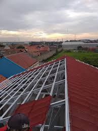 Genteng metal pasir atau genteng metal batuan fulo roof memiliki lapisan berupa laminasi polypropylene dan serbuk batuan untuk meredam panas sinar matahari dan meredam suara air hujan yang jatuh pada atap agar tidak berisik. Rangka Atap Baja Ringan Atap Genteng Metal Pasir Di Pasir Gombong Cikarang Utara Baja Ringan Cikarang