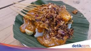 Sama seperti sate ayam ponorogo, sate madura ini juga memakai kemiri sebagai salah satu bahan bumbunya. 3 Jenis Sate Padang Ini Sama Enak Mana Favoritmu