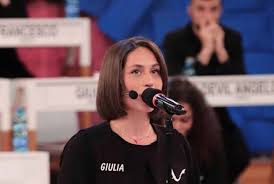 Giulia è stata tra i primi concorrenti ad ottenere la maglietta verde per accedere al serale. Giulia Molino Frecciatina Dopo Finale Amici 2020