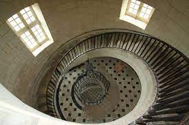 L'ascension jusqu'au balcon de la lanterne compte 311 marches qui desservent l'appartement du roi (1er étage), la chapelle (2e étage), la salle des girondins, datant de l'exhaussement par teulère (3e étage), et les paliers des 4e et 5e étages (salles de veille). Cordouan Le Phare Des Rois Detours En France