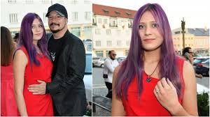 Český zpěvák potvrdil, že čeká rodinu. Matusova Laska Sokuje Lucinka Ma Novou Image A Zahadny Prstynek Na Ruce Expres Cz