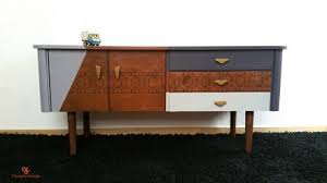 Cette Jolie Enfilade Aux Lignes Des Annees 60 Est Composee De Deux Portes Et De Trois Tiroirs De Belles D Mobilier De Salon Relooking Meuble Relooker Meuble