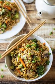 Nouille Carottes Brocoli Champignon Plat Vegetarien Recettes De Cuisine Plat Vegetarien Facile