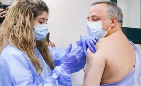 Si estás vacunado y te reúnes con un grupo pequeño de personas, entonces tu probabilidad de propagar o contraer el virus es probablemente baja, dice. Los Especialistas Avisan De Que Los Vacunados Pueden Seguir Contagiando