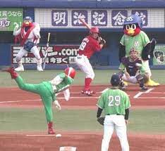 天地魔闘の構え 情報量の多い画像写真まとめ 主役以外の被写体も目立ってる こぐま速報 始球式 ベイスターズ 球団マスコット