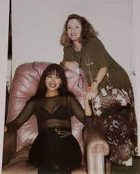 First latin artist to debut on the billboard charts at #1. Selena On Instagram Rare Photo Of Selena In 1993 Selena Quintanilla Fashion Selena Quintanilla Outfits Selena