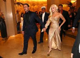 La cantante se compromete con su representante, christian carino hace tan solo un año estaba comprometida con otro, con el actor taylor kinney, pero ahora le jurará amor eterno. Lady Gaga Anuncia Que Se Casa Con El Actor Taylor Kinney Soy502