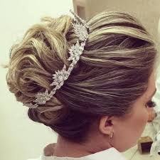 If you have medium length hair in wavy or curly hair texture, this will look exquisite and beautiful. Top 20 Wedding Hairstyles For Medium Hair