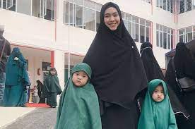 Jelang Oki Setiana Dewi Melahirkan Anak Ke 4 Sang Suami Minta Doa Grid Id