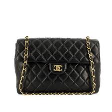 #boy chanel #cc filigree #chevron chic #classic flap #coco handle. Toute L Eternite Dans Le Sac Classique De Chanel Madame Figaro