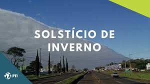 O sol, divinizado, vinha supostamente em vida minguante, do solstício de verão até o inverno, e em vida ressurgente do solstício de inverno. Solsticio De Inverno Youtube