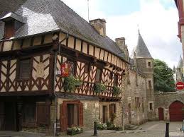 Accrochee A Flanc De Colline Josselin Est Tres Agreable Pour Une Balade Sur La Route De Vos Vacances Pour La Beaute De Ses Parterre Tourisme Bretagne Touriste