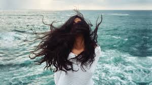 Now that the season of beaches is open and people from on the one hand they look cool and with the modern trends of looking like you were born, they appear to be the fashionable styles. 5 Best Hairstyles For A Beach Day Seethru