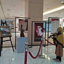 Museum yang berada di lantai pertama gedung siola ini memiliki lebih dari 1000 koleksi benda dan foto. Jelajahi Museum Surabaya Gedung Siola Tunjungan Khas Surabaya