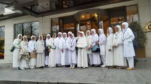 Adalah sunat memakai yang bewarna putih dan menutup seluruh tubuh kecuali wajah dan tapak tangan. 5 Tips Pemilihan Pakaian Umrah Yang Sesuai Bagi Wanita Daily Umrah