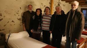 It provides support services, including room and board, for offenders and helps them reintegrate society. La Halte Pelerine Prete Pour Le Gite Et Le Couvert