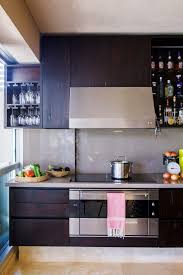 El Dia Y La Noche Dos Cocinas Con Estilos Contrastantes Muebles De Cocina Cocinas Muebles De Madera Recuperados