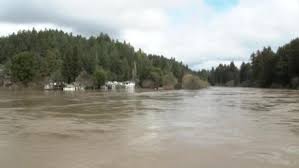 Una inundación es la ocupación por parte del agua de zonas que habitualmente están libres de esta, 1 por desbordamiento de ríos, torrentes o ramblas, por lluvias torrenciales, deshielo, por subida de las mareas por encima del nivel habitual, por maremotos, huracanes, entre otros. Fenomenos Atmosfericos Podrian Inundar Varias Ciudades De California Segun Cientificos Cnn Video