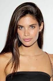 La hermosa modelo y actriz brasileña, de tan solo 22 años de edad. 220 Ideias De Sara Sampaio Em 2021 Modelos Sara Sampaio Looks