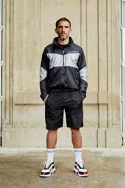 Sébastien jondeau, 45 ans, est l'un des très beaux garçons que le grand public avait repéré aux côtés du couturier en se demandant quel rôle il pouvait bien jouer, charmante compagnie alimentant les. Sebastien Jondeau Models Karl Lagerfeld Spring 2020 Collection