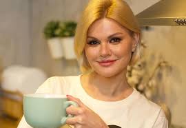 Ирина круг — эстрадная певица, которая выступает преимущественно в жанре русского шансона. 43 Letnyaya Irina Krug Vpervye Za Dolgoe Vremya Pokazala Starshuyu Doch