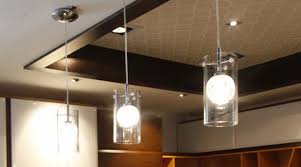 Encimera moderna e iluminacion para cocinas de led muy elegante. Iluminacion Con Estilo Que Cuelga De Los Techos De Salas Y Vestibulos El Comercio
