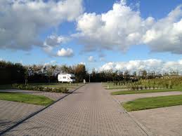 Mooi Plekje Als Je Met De Camper Naar Zeeland Gaat En Bijvoorbeeld Op De Brouwersdam Wil Wind Of Kitesurfen Vakantie Camperplaats Kitesurfen