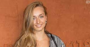 Laeticia hallyday est un mannequin français. Emma Smet La Petite Fille De Johnny Hallyday Rejoint Demain Nous Appartient Puremedias