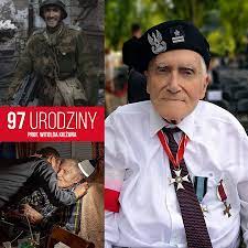 W 1931 roku przeniósł się do warszawy, gdzie w 1939 roku zdał maturę w gimnazjum i. Nie Zapomnij O Nas Powstancach Warszawskich Dzisiaj 97 Urodziny Swietuje Prof Witold Kiezun Wypad Powstaniec Warszawski Oficer Armii Krajowej Zolnierz Oddzialu Do Zadan Specjalnych Kawaler Orderu Virtuti Militari Wiezien