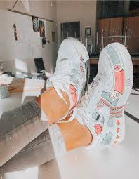 Sneakers Baskets Chaussures Tendances En 2020 Personnaliser Ses Chaussures Customiser Chaussures Chaussures Nike Blanches