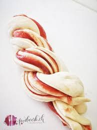 Mit ihm erschienen ist mein frühlingsfreund: Rhabarber Russenzopf Food Blog Schweiz Foodwerk Ch Rezept Lebensmittel Essen Rhabarber Russenzopf