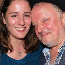 Axel prahl begrüßt die ausverkaufte musichall und spielt erstmal solo den gershwin klassiker. Tatort Star Axel Prahl Mit Seiner Dritten Frau Soll Es Fur Immer Halten Bunte De