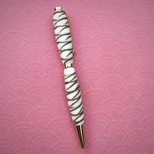 Stylo Bille En Pomme De Pin Et Resine Epoxy Blanche Pen Etsy Pen Turning