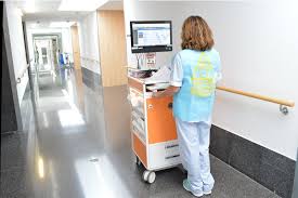 El proceso enfermero trata a la persona como un todo; Chalecos Para Las Enfermeras Durante El Reparto De La Medicacion En El Hospital De Denia