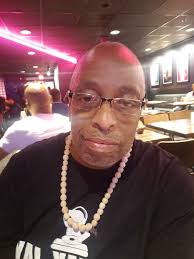 What is the role of the laugh track in single-camera sitcoms?