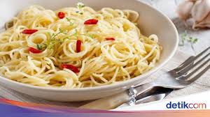 Some say the dish comes from naples, while others say it originated in the southeastern region of abruzzo. Yuk Bikin Spaghetti Aglio Olio Yang Praktis Buat Sarapan