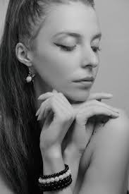 Fotografia En Escala De Grisos D'una Dona · Foto d'estoc gratuïta