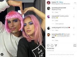Berikut ini adalah uraian hukum menyemir rambut yang telah diatur islam bagi umat muslim. Jessica Iskandar Cat Rambut Jadi Warna Pink Richard Kyle Wow Kok Beda Ya