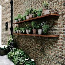 Berikut adalah beberapa contoh desain taman depan rumah sederhana yang bisa menjadi inspirasi untuk menghias taman mungil di rumah minimalis anda selain tanaman hias anda bisa menggunakan desain unik pot tanaman hias untuk membuat taman minimalis anda tampak unik. 5 Taman Depan Rumah Minimalis Sederhana Lahan Terbatas Bukan Halangan