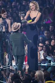 Bruno Mars next to Taylor Swift : r/confusing_perspective