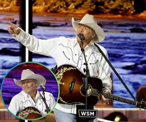 Tears filled the Grand Ole Opry as Alan Jackson took the stage one last  time. With “Chattahoochee” echoing through the historic venue, the legend  left fans with an unforgettable farewell. 🥺 Check