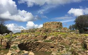 Alle weiteren informationen findest du im haupteintrag nuraghe. Entdecken Sie Die Nuraghen Kultstatte Li Muri Tours Camping Village Costa Smeralda Sardinien
