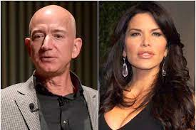 Billionaire jeff bezos' girlfriend lauren sanchez models a very demure new look as she visits the new york building where he bought three apartments for $80m. Jeff Bezos And Lauren Sanchez Partied With Lloyd Blankfein And Model Karlie Kloss Aboard Billionaire David Geffen S Superyacht