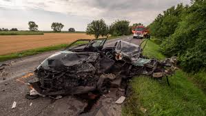 A balesetben a jármű vezetője és utasa könnyű sérülést szenvedett. Szornyethalt A Frontalis Balesetben Egy 22 Eves Fiatalember Cs3 Hu