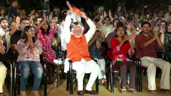 WATCH : प्रधानमंत्री नरेंद्र मोदी ने शुक्रवार को नई दिल्ली स्थित दीन दयाल  उपाध्याय पार्क में आयोजित 'भजन क्लबिंग' कार्यक्रम में हिस्सा लिया ...