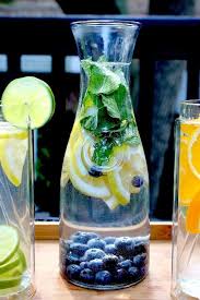 Eau Detox Citron Myrtille Menthe Des Eaux Detox Pour S Hydrater Sante Elle A Table Detox Citron Detox Pomme Jus Detox