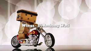 Bertegur sapa di kala senja memerah meredam nyala surya dengan dia yang mencuat dibatas kalbu memeluk hatiku yang dibelai rindu tak berdaya ku berada diambang waktu tuk memulai pilu ku tenggelam ke dalam sepi ku ditelan sunyi. Wings Di Ambang Wati Lirik Youtube
